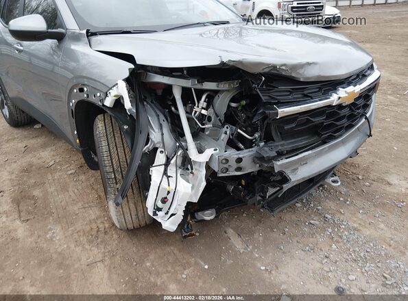 KL77LHEP8SC278315 2025 CHEVROLET TRAX Серый Вид спереди