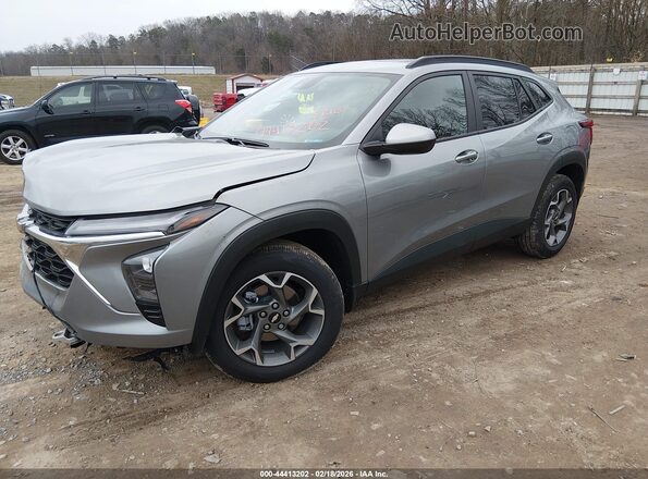 KL77LHEP8SC278315 2025 CHEVROLET TRAX Серый Передняя левая четверть