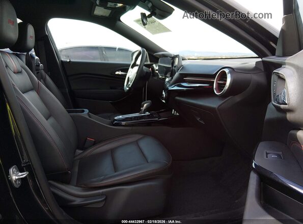 KL77LJEP2SC092311 2025 CHEVROLET TRAX Черный Вид салона спереди