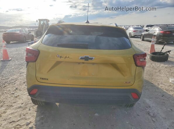 KL77LJEP6SC189351 2025 CHEVROLET TRAX Желтый Вид сзади