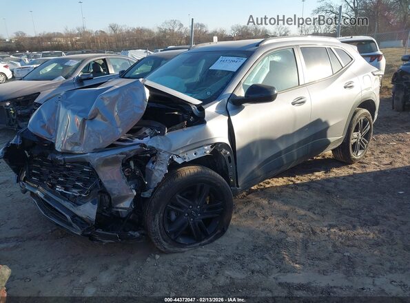 KL77LKEP4TC016547 2026 CHEVROLET TRAX Gray Vista tres cuartos delantera izquierda