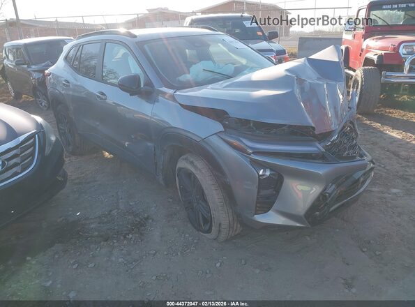 KL77LKEP4TC016547 2026 CHEVROLET TRAX Gray Delantero derecho