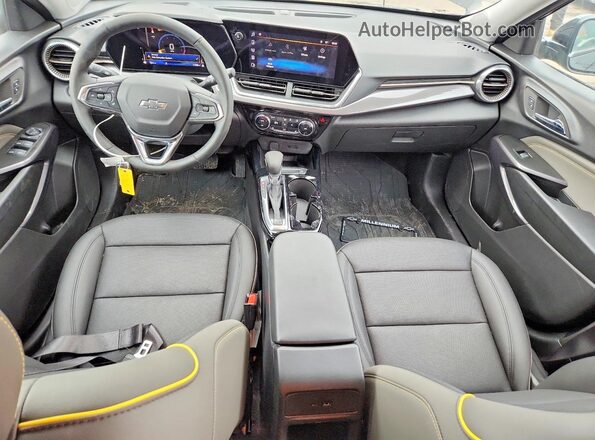 KL77LKEP8TC003185 2026 CHEVROLET TRAX Черный Вид панели приборов