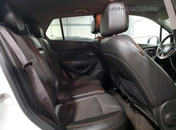 KL7CJLSB0JB629044 2018 CHEVROLET TRAX White Widok wnętrza z tyłu