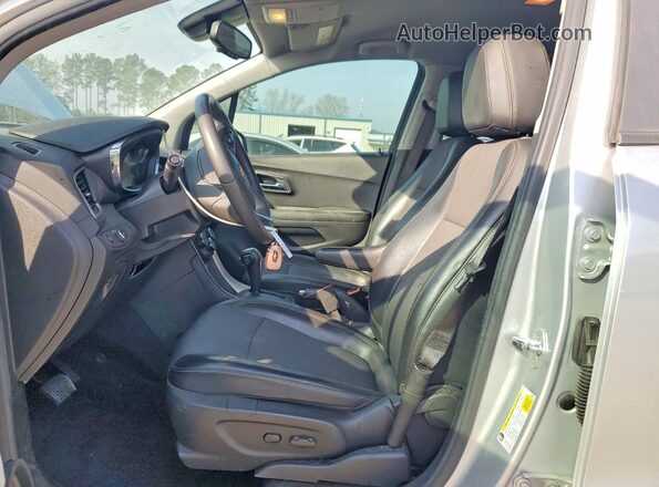 KL7CJLSB0MB342386 2021 CHEVROLET TRAX Серебряный Вид салона спереди