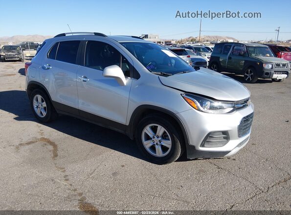 KL7CJLSB3JB698472 2018 CHEVROLET TRAX Серебряный Передняя правая четверть