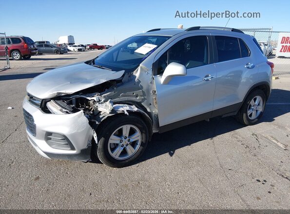 KL7CJLSB3JB698472 2018 CHEVROLET TRAX Серебряный Передняя левая четверть