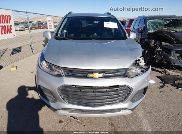 KL7CJLSB3JB698472 2018 CHEVROLET TRAX Серебряный Вид задней части салона