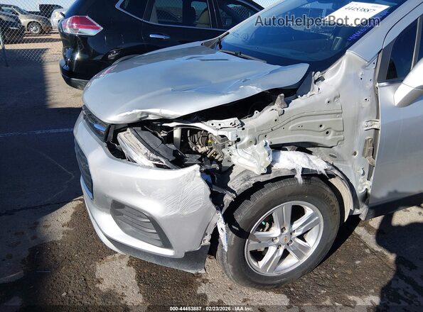 KL7CJLSB3JB698472 2018 CHEVROLET TRAX Серебряный Вид спереди
