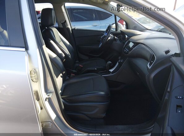 KL7CJLSB3JB698472 2018 CHEVROLET TRAX Серебряный Вид салона спереди