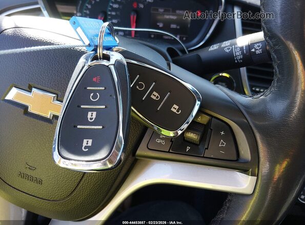 KL7CJLSB3JB698472 2018 CHEVROLET TRAX Серебряный Вид панели приборов
