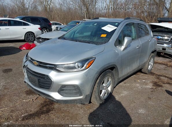 KL7CJLSB7JB532844 2018 CHEVROLET TRAX Серебряный Передняя левая четверть