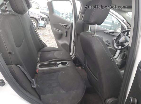 KL8CB6SA2GC615778 2016 CHEVROLET SPARK White Widok wnętrza z tyłu