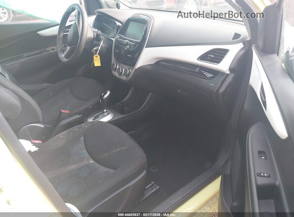 KL8CD6SA9JC424831 2018 CHEVROLET SPARK Желтый Вид салона спереди