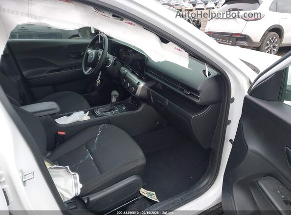 KM8HACAB3RU102637 2024 HYUNDAI KONA Белый Вид салона спереди