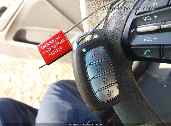 KMHC65LC5HU037348 2017 HYUNDAI IONIQ HYBRID Белый Вид панели приборов