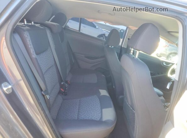 KMHC65LC7JU065447 2018 HYUNDAI IONIQ Silver Widok tylnych siedzeń