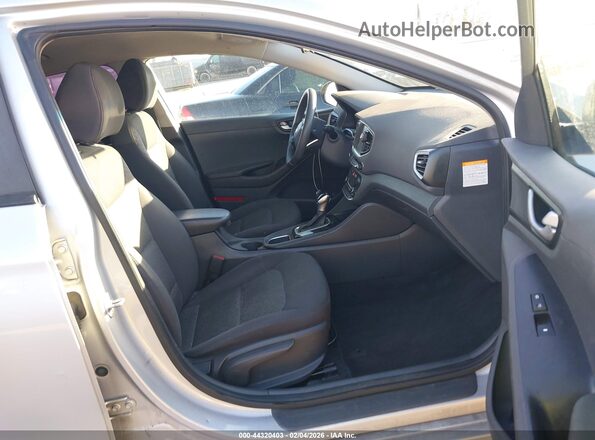 KMHC65LC9JU065305 2018 HYUNDAI IONIQ HYBRID Серебряный Вид салона спереди