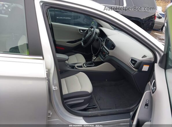 KMHC75LC4HU047902 2017 HYUNDAI IONIQ HYBRID Белый Вид салона спереди