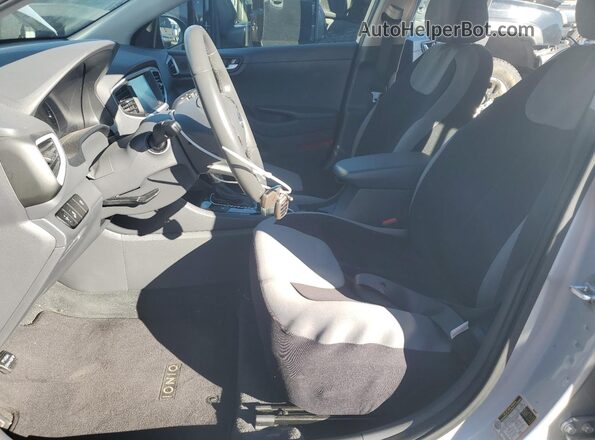 KMHC75LCXHU057706 2017 HYUNDAI IONIQ Серебряный Вид салона спереди
