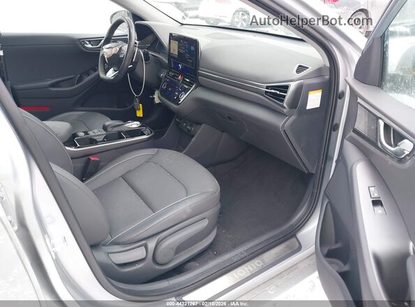 KMHC85LJXLU061386 2020 HYUNDAI IONIQ ELECTRIC Серебряный Вид салона спереди