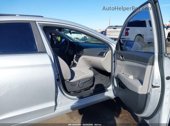 KMHD74LF6JU609331 2018 HYUNDAI ELANTRA Серебряный Вид салона спереди
