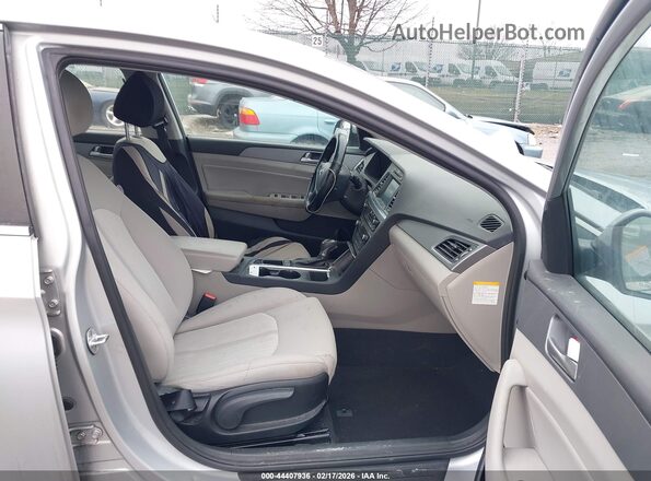 KMHE24L12HA058236 2017 HYUNDAI SONATA HYBRID Серебряный Вид салона спереди