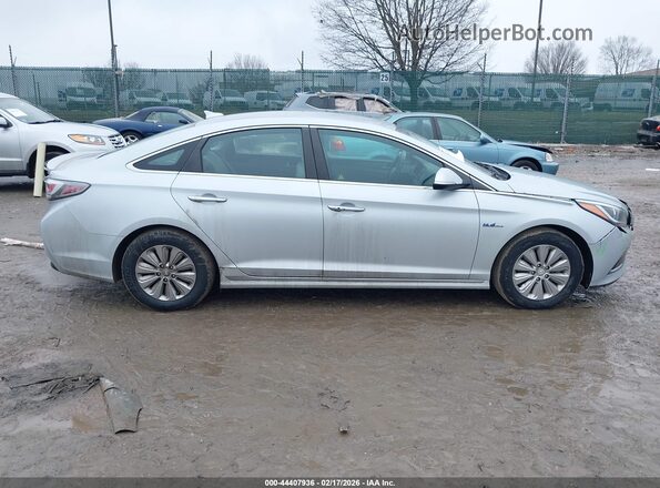 KMHE24L12HA058236 2017 HYUNDAI SONATA HYBRID Серебряный Вид задней части салона