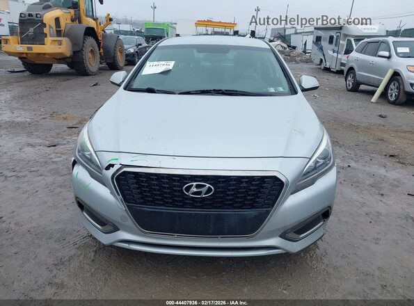 KMHE24L12HA058236 2017 HYUNDAI SONATA HYBRID Серебряный Вид спереди