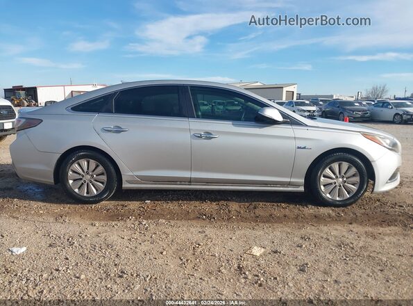 KMHE24L16HA059163 2017 HYUNDAI SONATA HYBRID Серебряный Вид задней части салона
