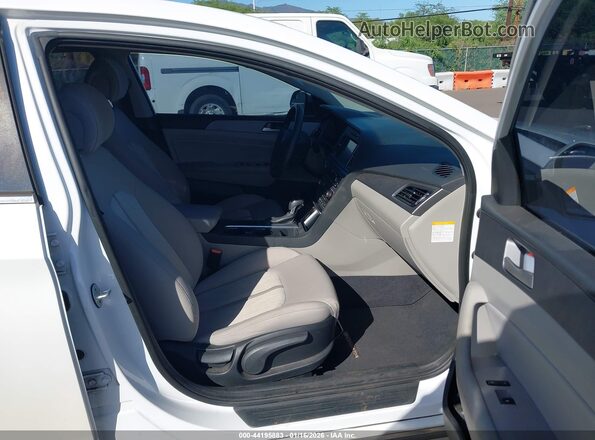 KMHE24L33HA066878 2017 HYUNDAI SONATA HYBRID Белый Вид салона спереди