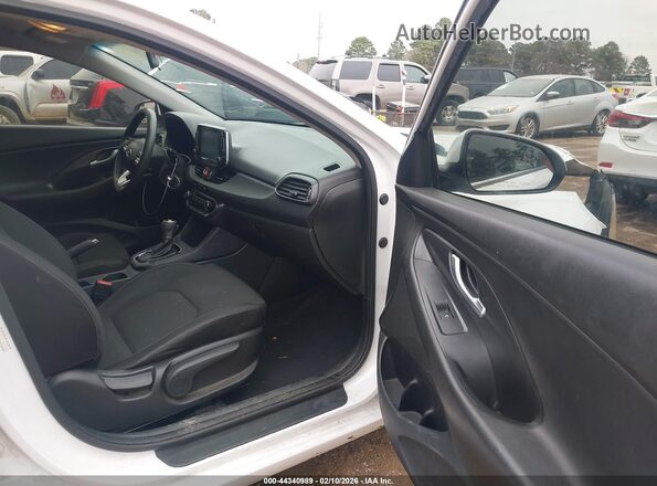 KMHH35LE5JU062126 2018 HYUNDAI ELANTRA GT Белый Вид салона спереди