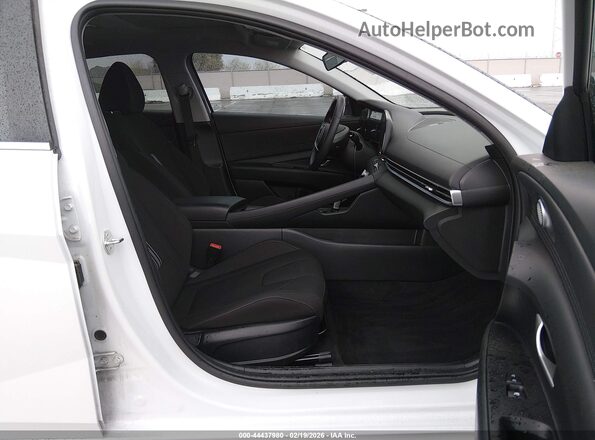 KMHLS4DG3RU676451 2024 HYUNDAI ELANTRA Белый Вид салона спереди