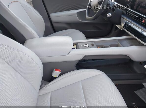 KMHM34AC3PA026083 2023 HYUNDAI IONIQ 6 Белый Вид салона спереди