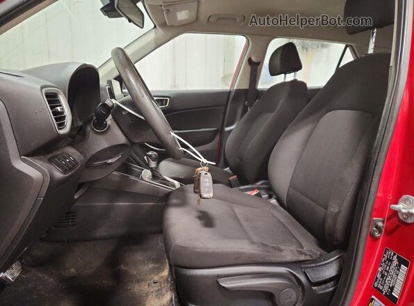 KMHRB8A32MU070375 2021 HYUNDAI VENUE Red Вид салону спереду