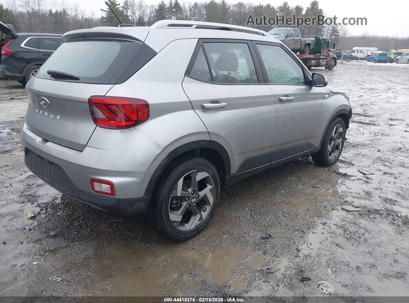 KMHRC8A32RU307127 2024 HYUNDAI VENUE Серебряный Задняя правая четверть