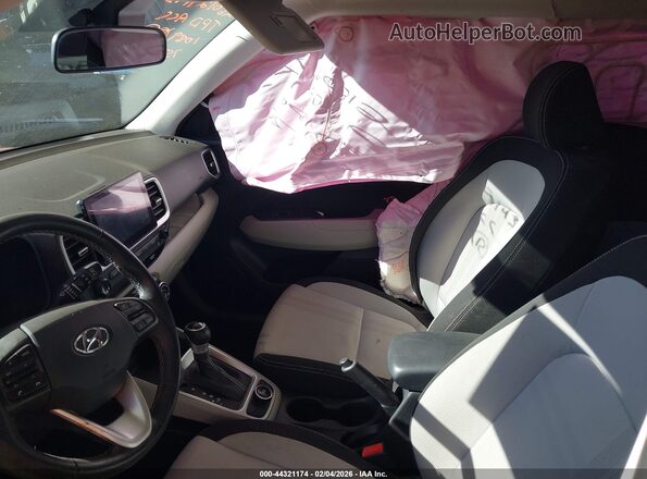 KMHRC8A33NU207595 2022 HYUNDAI VENUE Красный Вид салона спереди