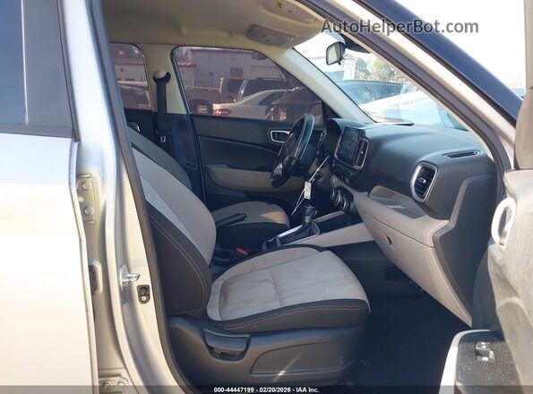 KMHRC8A37LU015738 2020 HYUNDAI VENUE Серебряный Вид салона спереди