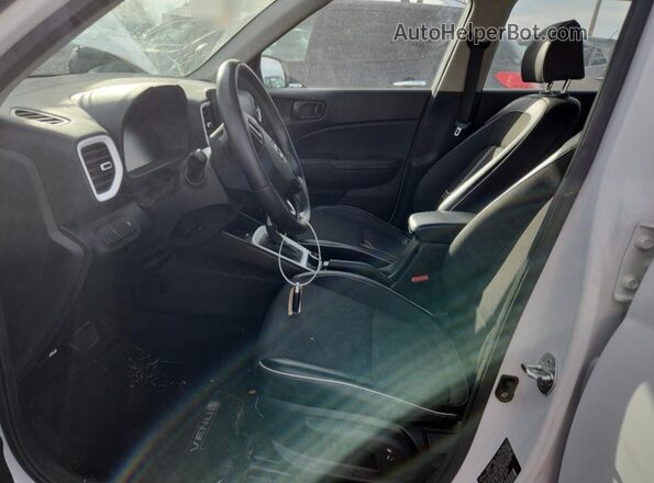 KMHRC8A3XPU223490 2023 HYUNDAI VENUE Белый Вид салона спереди