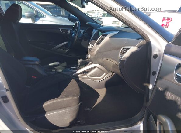 KMHTC6AD9HU324086 2017 HYUNDAI VELOSTER Серебряный Вид салона спереди