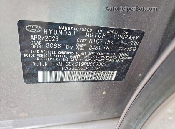 KMTGE4S19PU006882 2023 GENESIS G80 Silver Widok naklejki z numerem VIN