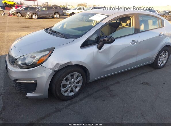 KNADM4A33H6072659 2017 KIA RIO Серебряный Вид спереди