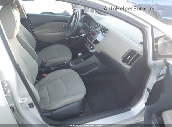 KNADM4A33H6072659 2017 KIA RIO Серебряный Вид салона спереди