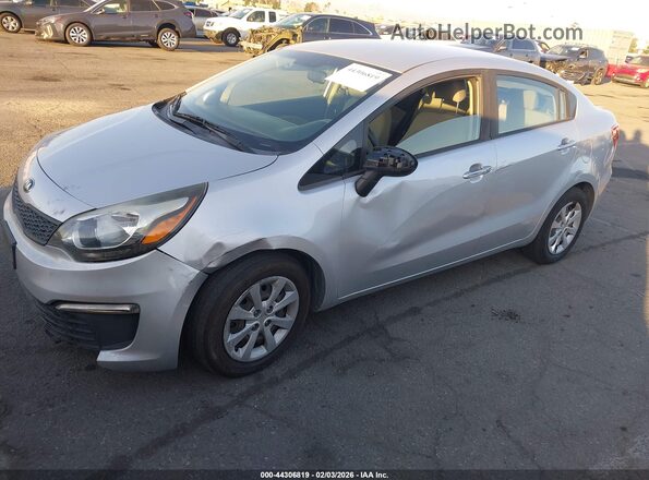 KNADM4A33H6072659 2017 KIA RIO Серебряный Передняя левая четверть