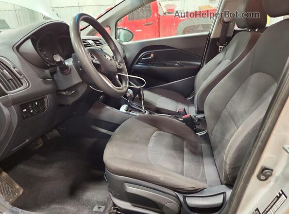 KNADM4A39G6540070 2016 KIA RIO Серебряный Вид салона спереди