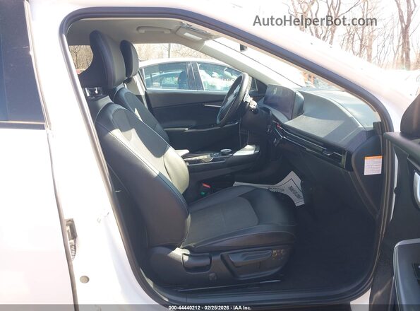 KNDC34LB3R5204686 2024 KIA EV6 White წინა სალონის ხედი