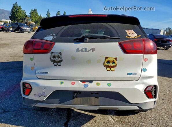 KNDCB3LC0N5547858 2022 KIA NIRO White Widok z tyłu