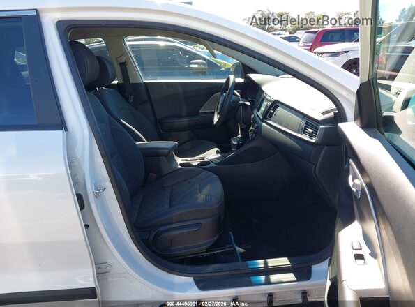 KNDCB3LC6K5302011 2019 KIA NIRO White Front interior view