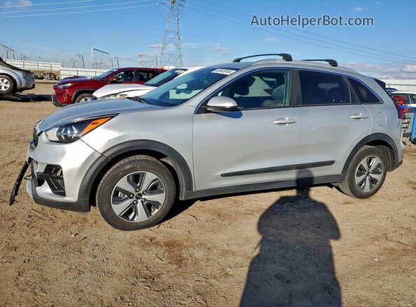 KNDCB3LC8M5486600 2021 KIA NIRO Silver Vista tres cuartos delantera izquierda