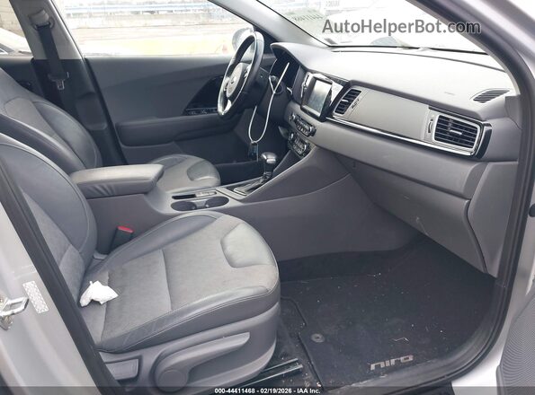 KNDCC3LC6H5072329 2017 KIA NIRO Серебряный Вид салона спереди